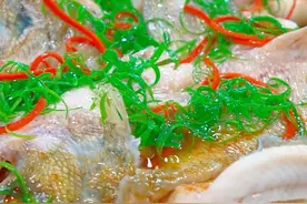 水浸鲈鱼 其实酒店里的清蒸鱼都是用水煮的，这样肉质更加细嫩而且没有腥味，你也赶紧试试吧～#清蒸鱼 #家常菜 #美食教程 #跟着抖音学做菜