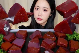 韩国🇰🇷欧娜姐｜新鲜的生牛肝🩸 有嚼劲很脆口，口感很甜视频封面