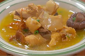 炖鸡汤直接下锅那就是大错，今天这个做法汤鲜味美不油腻，搭配上菌菇太香了～