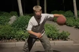 悬浮运球不好的兄弟们可以试试这个练习哟！切记不要翻腕！手掌朝下！#路人王篮球 #立马成王视频封面