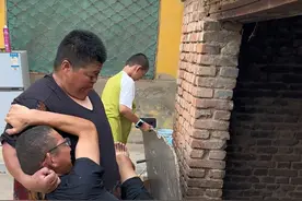 你们见过那么懒的男人吗，砖哥今天又不正常了，只能好两天，唉……#创作灵感 #我的乡村生活 #新农人计划2024 @海娇（金砖哥嫂子小号）视频封面