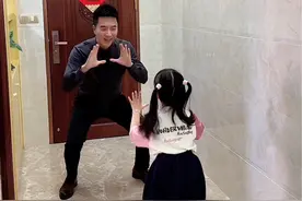 终于盼到大伯下班回家了，大侄女早早就在门口迎接，两人默契十足❤️视频封面