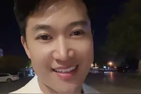 爱你的人满眼都是宠宠溺与心疼，不爱你的人满眼都是欲望和要求，总有人觉得你不完美，在爱你的人眼里，你哪哪都好。所以真正爱你的人，永远都知道怎么去爱你，你不用踮起脚尖，他自会弯腰。安全感和被爱从来不是伸手去要的，主动给的才是偏爱。你要记住：有心者不用教，无心者教不会#群叔 #偏爱 #真正爱你的人