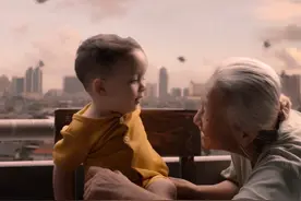 老年痴呆母亲将孙子放在了天台上，险些酿成大祸视频封面