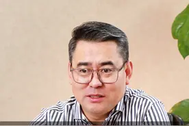孩子上幼儿园乱跑不听指令，四个动作在家里训练 #幼儿园日常 #亲子互动 #感统训练 #老岳讲感统 #郑州感统训练机构视频封面