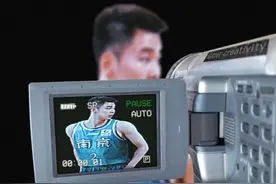 郭昊文代表同曦男篮首场热身赛就打出这样的出色表现，郭昊文全场得到35分9助攻8篮板，现在只有24岁的郭昊文如果能自律一些，能够刻苦一些，如果能管住另一条腿，两米以上的身高，加上这样的人球结合能力，或许他早已经是国家队首发后卫级别的球员了#郭昊文 #同曦男篮 #中国男篮