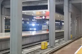 重庆西站，绿皮火车进站。K  874次列车，成都东至湛江#铁道线上的中国 #绿皮火车 #火车站 #铁路摄影 #内容启发搜索视频封面