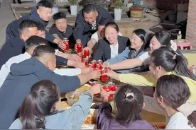 今天老公发小的未婚妻来家里吃饭，说好的晚上设家宴款待，谁知道老公喝多起不来，没办法不得不拿出我800个心眼子，把婆家弟弟，弟媳妇，娘家弟弟，弟媳，还有几个朋友都喊来……不费吹灰之力做了满汉全席，哈哈哈哈😂#记录我的农村生活 #800个心眼子视频封面