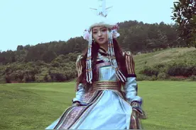 每个女孩都期盼着穿上美丽爆棚的蒙古风格服饰，再拍套美美的写真视频封面