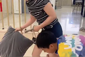 弟弟撒娇耍赖这招，哪个姐姐能顶得住😂🤣#这操作也是没谁了😂😂 #萌娃 #熊孩子系列 #姐弟日常