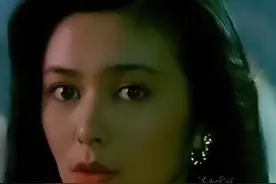 她的眼睛大而明亮，眼型偏长且眼头尖锐，内眼角形状饱满，卧蚕流畅，笑起来时更是增添了几分妩媚。#关之琳#盛世美颜#颜值巅峰#港星女神#港风