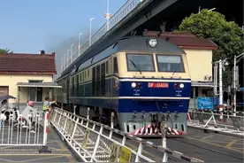 宁芜线网红道口！东风11狮子牵引客车T152暴力加速通过宁芜线土城头道口 光华门站接近#绿皮火车 #中国铁路 #铁道线上的中国 #内燃机车 #铁路摄影视频封面