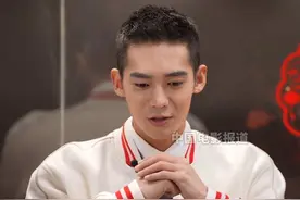 #于适回应为什么喜欢抱拳打招呼@于适 做客《中国电影报道》春节特别节目，在线回应为什么喜欢用中国式抱拳给大家打招呼，全是因为“封神训练营”训练后的肌肉记忆，他还现在给大家科普中国人抱拳方式的演变哦~#于适在六公主过年视频封面