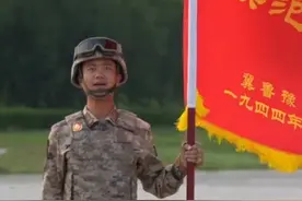 九三阅兵上，由80面抗战英模部队荣誉旗帜组成的战旗方队亮相，其中的“抗日模范连”战旗出自德州。#阅兵 #祖国万岁 #向英雄致敬