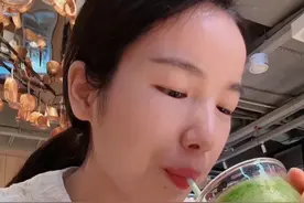 重量减下来，不代表胃口也能减下来啊～ 都说没怎么看我不减脂不控制的样子，今天尝试给大家记录一下吧～也许就会知道，为什么平时间的我会尽量都严格控制了。能长到160斤的我，怎么可能会是小胃口呢？甚至，可以说有个天生的大胃口。不只是减下来的过程中，包括减下来后的维持，我要想不胖回去，都会是需要长期一直和自己的食欲做抗争。见朋友或者是陪家人的时候不控制，那么，一个人或者是在家的时候，当然就要尽量严格的控制啦。毕竟，由着我的食欲和胃口的话…………#生活化减脂 #减脂期 #vlog日常 #日常分享