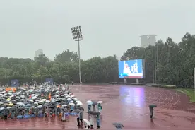 大雨中举行的浙江大学研究生毕业典礼，校长和老师为每一位博士视频封面