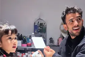 英语教学变喜剧，外国老爸和混血女儿的爆笑过招 这个英语不学也罢，两个加老外中文比英文还好，米米天塌了，学校也要学，回来还要被爸爸拉着学！本不想读书的她雪上加霜，还是去学校卖海椒面赚点钱养自己吧哈哈哈哈哈哈🤣#辅导作业 #婚后日常 #萌娃 #老外 #搞笑