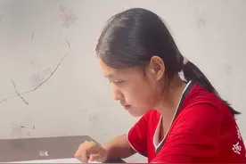 小学生挑战2025年高考英语一卷 & 扣除6分，正确率95% 听力：依然那么慢，录了一段视频，她无聊的玩笔，抠桌子。满分无悬念。 阅读：应该非常难，把卷子划乱七八糟。错一个。扣除2.5分。 七选五：满分 完型：错两个。扣除2分。 填空：考前我们刷了历年语法填空，有效果。错一个，扣除1分。 作文：全篇都是简单句，就不算分了。 & 老大答完卷就去睡觉了，答题感受，还有各类题细节明天再问她。 感谢群里的朋友发来试卷，谢谢大家的关心。我们初步把高考英语解决了。  #高考英语一卷 #2025年高考英语一卷  #高考英语 #新高考英语一卷 #2025新高考英语一卷