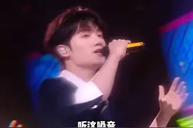 这还是我认识的蒋敦豪吗，大哥你轻点帅！#抖音仲夏毕业季 #抖音仲夏毕业歌会 #我家蒋敦豪怎么变摇滚歌手了