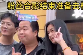 蓝站非意大利游玩结束回国办签证时跟水友合影，赶飞机时等了位远道而来水友接近半个钟，直播评论群都炸了，还好结果很完美。#蓝站非视频封面
