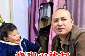 给小儿子洗脚挠他的小脚脚结果被老婆抽打#搞笑 #搞笑夫妻 #萌娃 #意想不到的结局 #原创搞笑视频封面