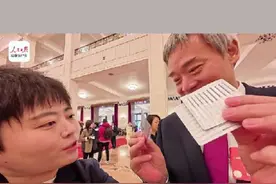 在人民大会堂，从医45年的老中医、全国人大代表宋兆普， 给记者扎了针，针到病除。视频封面