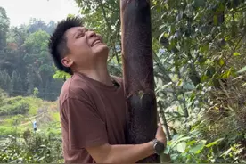 户外赶集碰到这位奶奶，特别想我去他家里面帮他把菜收了，到奶奶家里面后太热情了，特别是最后临走的时候，让我特别感动，就在那么一瞬间我感觉一切都值得！#老铁没毛病 #老铁的搞笑视频 #助农 #三农 #农产品