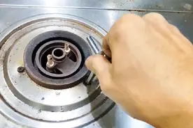 燃气灶螺丝生锈拆不下来，用套筒滑丝，教你个小技巧轻松拆下视频封面
