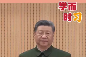 “同志们好！”“主席好！”“同志们辛苦了！”“为人民服务！”习近平亲切问候官兵，官兵们响亮作答。