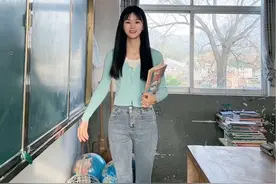 #老师 努力做一名积极乐观的乡村教师，把温暖和微笑带进课堂，把爱和知识带给我的每一位学生！陪伴孩子们健康快乐成长#乡村教师@抖音短视频  #可爱的学生  #校园生活视频封面