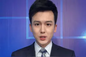 90后小伙摆摊卖炒饭年入50万 因摆摊卖炒饭年净赚50万，武汉一名90后小伙的故事引发网络热议。小伙名叫阿洪，每天从下午5点忙碌到凌晨3点，凭借日均300多份的销量和超2000元的日利润，用四年时间将炒饭摊 打造成“致富密码”，甚至因高强度作业将圆底锅炒成扁锅。  日均流水达3000元，年净利润突破50万元。视频封面