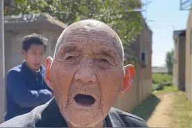 96岁赵爷爷来了，孙女要去外地过来给爷爷告别，赵爷爷听到以后心情瞬间沉重了，不是亲生胜似亲生，妞行千里爷担忧，家中有爷才是福！#狗妞 #记录真实生活视频封面