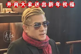 芜湖女婿郭富城回来拜年探望爱人方媛的外公外婆并向大家送出新年 春节郭富城同爱人方媛回芜湖拜年，发红包、拍合照，热情又和善。采访时，郭富城表示回芜湖很开心。#郭富城 #方媛 #四大天王 #拜年视频封面