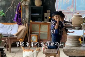 等我女儿长大了 我一定会告诉她 热了是可以开空调的 累了是可以打车的 假期是可以出去旅游的 高铁买不到二等座 一等座和商务座也是可以选择的 千万不要因为榴莲太贵 就让孩子一辈子吃苹果 教孩子节省 不如教孩子 为了喜欢的东西 去努力奋斗 只要不偷不抢 没有什么是孩子不配得到的 这样养出的孩子 才敢于花钱和有动力赚钱 和谁相处都不会自卑和讨好 因为她明白自己配得上 这世界上所有的美好 只要多努力一定会拥有的 一句话多大的能力 对应多大的欲望 财富节省不来 唯有不断奋进 #亲子视频封面