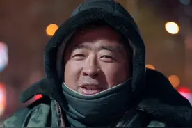 卖爆米花的苏丕林 苏丕林是80后，出生在陕北农村，有四个弟弟一个妹妹，80年代家里贫穷，8口人只有4亩地，有时候都吃不上饭饿肚子。不得已父亲让作为家里长子的他辍学打工补贴家用。苏丕林还记得离开学校的那天，一个人哭了很久，从那以后他很羡慕别人家能无忧无虑上学的孩子，自己只能每天赶着羊群放羊，这一放就是七年。他笑着告诉我，牺牲了自己的小利益，换来了弟弟妹妹的幸福生活，他无怨无悔，值得付出。#内容启发搜索 #记录真实生活 #人物故事 #路边摊美味 #抖音美食创作人视频封面