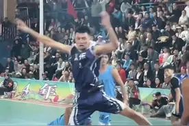 案例分享：三个极为相似的封盖，谁是走步？谁是争球？怎么区分，如何判罚？#争议判罚 #走步违例#争球 #走步还是争球 #案例分享视频封面