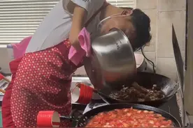 90后单亲无臂爸爸独自抚养女儿，用半个手臂熟练炒菜摆摊补贴家用视频封面