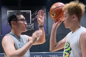 先打球后打手是不是犯规呢？“球手一体” 是什么意思，来自赛后的交流#逗师傅 #抖音篮球季 #实战篮球视频封面
