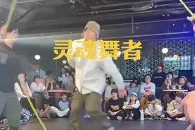 男孩跳的跳绳与街舞的灵魂碰撞，惊呆了外国评委和观众#popping震感舞 #灵魂舞者 #街舞视频封面
