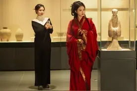 是你们在博物馆看到的“前世今生吗” 一场跨越时空的对望、洛阳前世今生拍照、博物馆前世今生拍照#博物馆古今穿越变装 #战国袍的宿命感 #前世今生的轮回视频封面