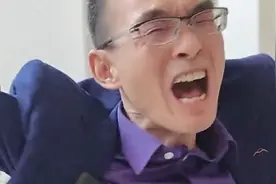 恭喜谢浩男找到了！ 23年冬天无意间录下了这个视频，直到近两年后这份美好的希望才变成了现实！这一路太难了，但总算有了个好的结果！恭喜谢爸成功上岸！我们张贴来了谢浩男寻亲车贴的爱心车主，可以把谢浩男的寻亲信息贴上红心了，再次感谢各位爱心车主对我们的帮助@寻子谢浩男深圳 #万车寻亲 #万车寻亲万家团圆 #卡友 #寻亲车贴 #谢浩男找到了视频封面