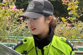 司机开错了方向 说导航导让他往这里走 亲切温柔的兔子警官为他指明了路方向#杭州女交警 #兔子警官 #正能量