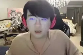 “姿态玩CF跳跳乐，同一个地方掉下去几十次终于破防换图！”