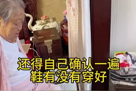 父母长辈是孩子的第一任老师，虎虎两岁就学着大人的样子来照顾太太！#太奶奶和重孙 #隔辈亲 #天伦之乐 #三虎子gy视频封面