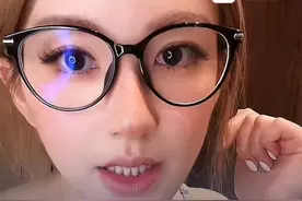 赵露思自曝解约并无进展：但我感觉半只脚已经跨出这行了。直播整活替“冤种”经纪人求职：谁需要经纪人？她在我这儿没得干了