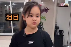 看到这一幕，令人不禁泪湿眼眶，哪个孩子不想在妈妈的怀里撒娇任性，可你懂事的像个大人，这小小的身躯里藏着对父亲满满的疼爱，如针一般扎在人心上，太感人了，泪目#真实生活记录 #女儿对爸爸的爱 #正能量#家庭教育  #励志正能量视频封面