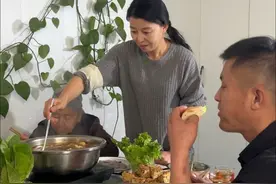 不管工作再忙 也要常回家看看陪家里的老人和亲戚，简单又幸福 哪怕简简单单吃顿饭他们都很开心，也希望他们身体健康开心！#记录我的农村生活 #真材实料好味道 #常回家看看老人视频封面