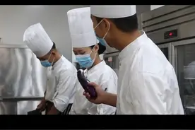 厨师还能坚持干吗，现在的学徒越来越少，没人选择干厨师了#厨师 #厨师之路 #厨师日常 #餐饮人 #厨师懂厨师视频封面