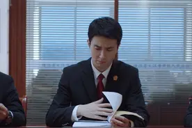 #高伟光新剧演法官 我那高大伟岸的老公…啊不是 法官#高伟光新剧人设是法官 #高伟光演了一名环保司法法官视频封面