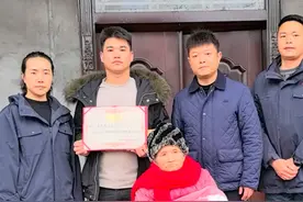 暖心后续！背母爬剑门关小伙被聘为“推介大使”  终身免票！视频封面